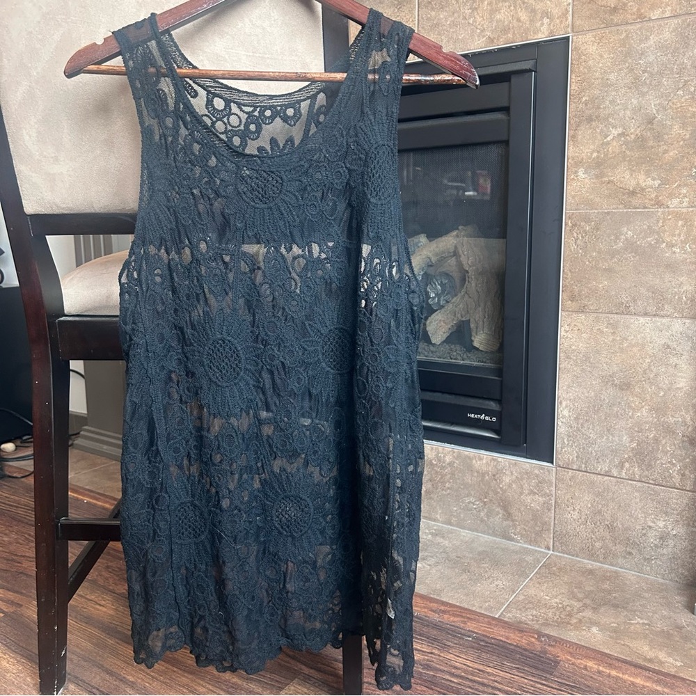 100% Cotton Black Floral Lace Sleeveless Top. Size Medium